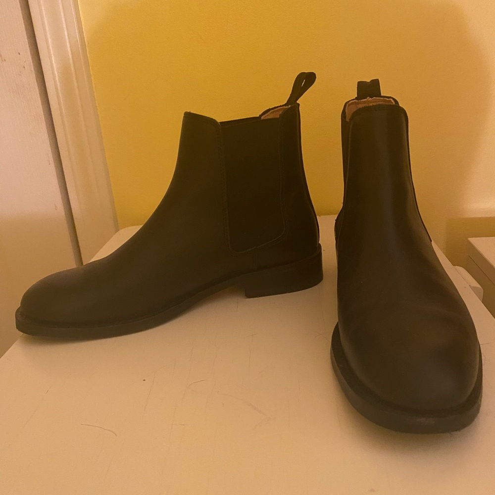 ARKET black leather Chelsea boots size 39 (8.5)